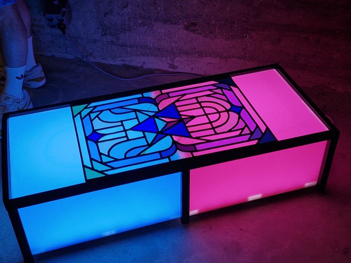 Lichtobject met glas-in-lood in blauw en roze