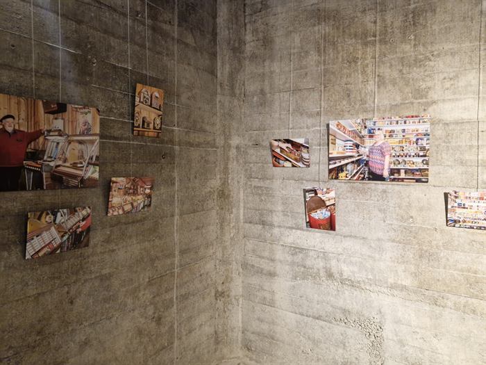 Fotoserie over verzamelaars aan een betonnen wand