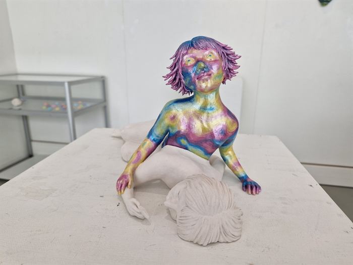 Beeld van een figuur in regenboogkleuren
