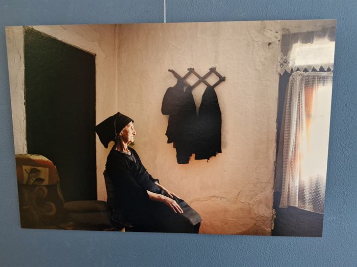 Foto van een oudere vrouw bij het raam