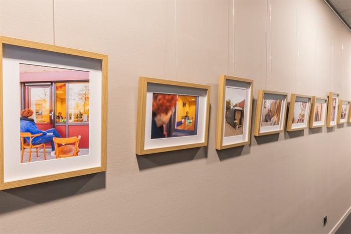 Rij kleurenfoto's in houten lijsten